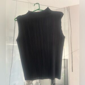 Gorgeous Black mock neck sleeveless top!